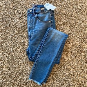 NWT ABERCROMBIE JEANS ULTRA HIGH RISE SUPER SKINNY SZ 26/2R